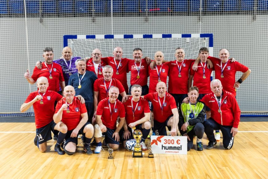 Senjorų 50+ futsal čempionatas baigėsi panevėžiečių triumfu po baudinių