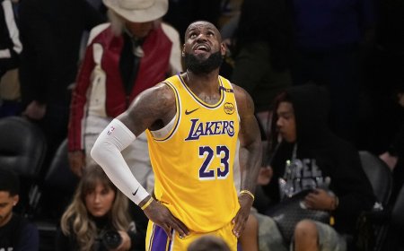 Dar vieną sezoną NBA baigęs Jamesas neturėjo atsakymo dėl ateities: pasikalbėsiu su savimi