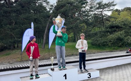 Nevaikiška kova vaikų buriavimo varžybose: šaltis ir vėjas neišgąsdino kovojančių dėl įspūdingos taurės