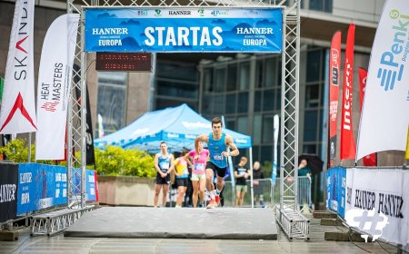 Jubiliejinio bėgimo į „Europos“ dangoraižį nugalėtojai – Strazdas ir Kalašnikova