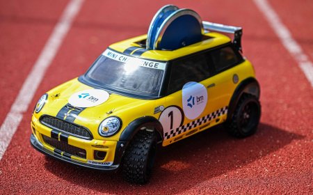 Lengvosios atletikos varžybose – radijo bangomis valdomi automobiliai