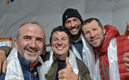 „Niekas už pakarpos jų ten neužtempė“: kaip Valujavičius su kolegomis užkopė į Everestą