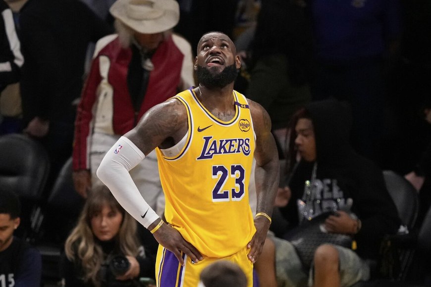 Dar vieną sezoną NBA baigęs Jamesas neturėjo atsakymo dėl ateities: pasikalbėsiu su savimi