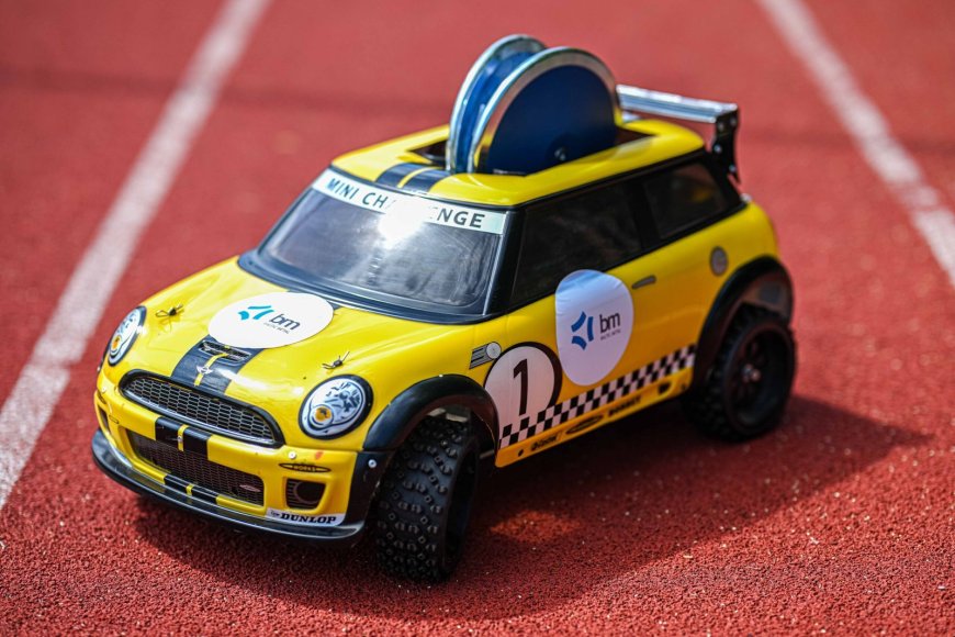 Lengvosios atletikos varžybose – radijo bangomis valdomi automobiliai