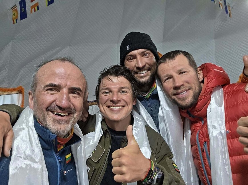 „Niekas už pakarpos jų ten neužtempė“: kaip Valujavičius su kolegomis užkopė į Everestą